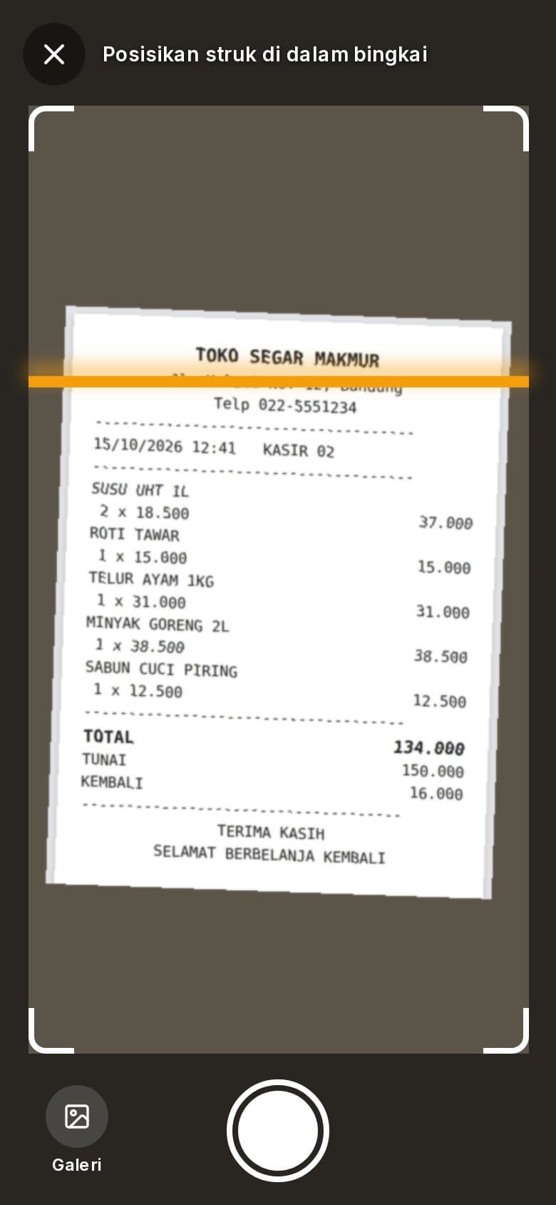 Kamera scanner menyorot struk belanja